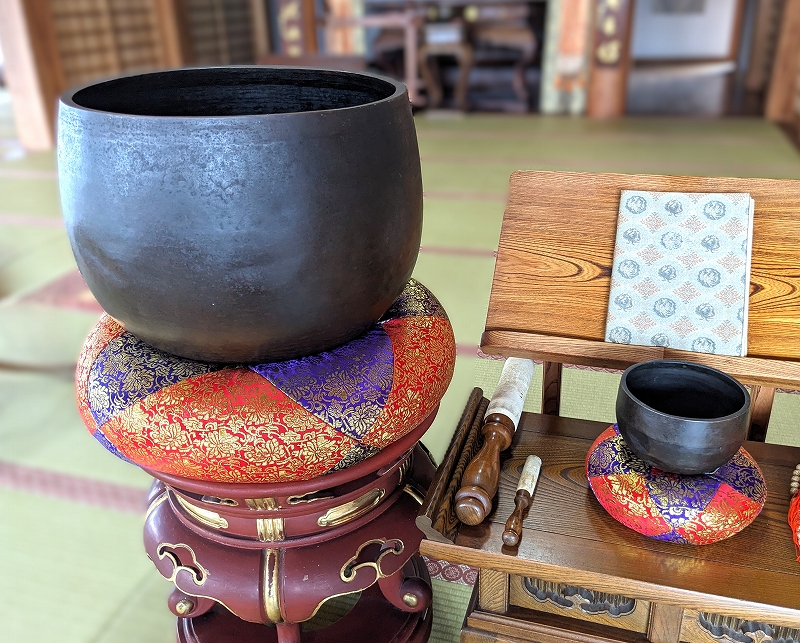 葬儀、法事について紹介するページにリンクしています。お経をお唱えする時に使う大きな鐘の写真です。