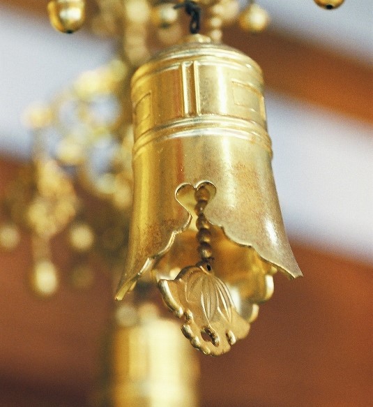 仏前結婚式の紹介ページにリンクしています。本堂の飾りの中にハートが隠れている写真です。