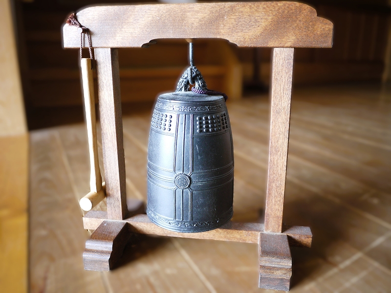 毎月の行事、年間行事、特別行事の紹介ページにリンクしています。玄関に置かれているインターフォン代わりの鐘の写真です。